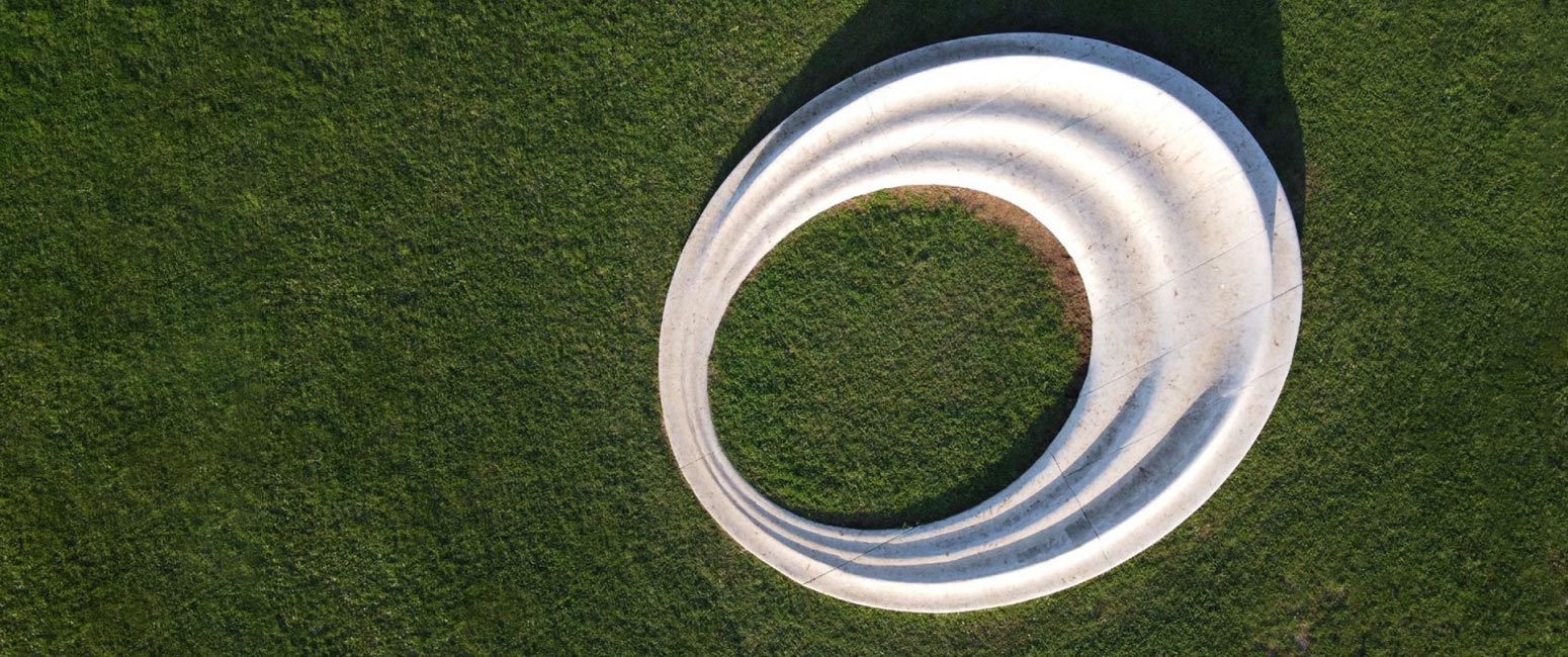 Immagine dall'alto dell'anfiteatro progettato dall'architetto Mario Cucinella nel parco Pertini a Rho