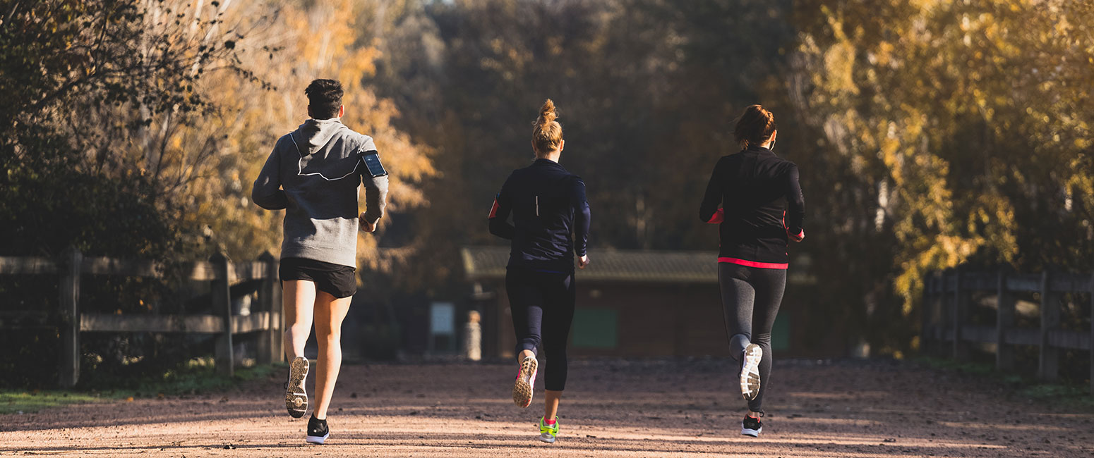 foto di tre persone di spalle che fannp jogging al parco a rho