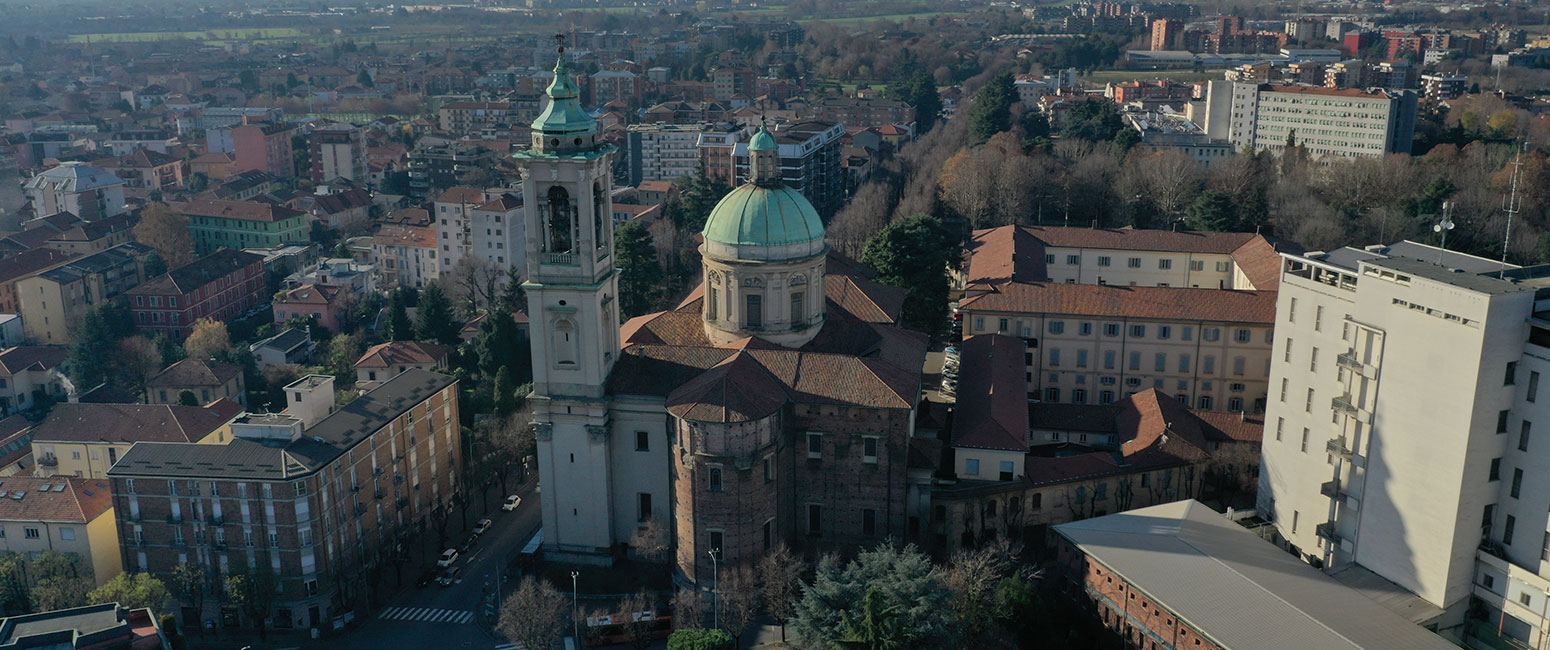 Immagine dall'alto delle campane e della cupola del santuario della beata vergine addolorata a rho