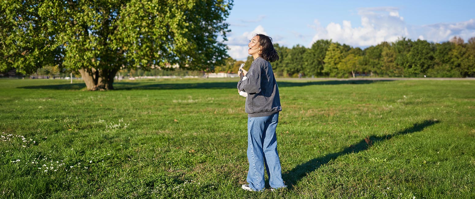 Foto di una ragazza che suona l'ukulele al parco agricolo sud milano a rho