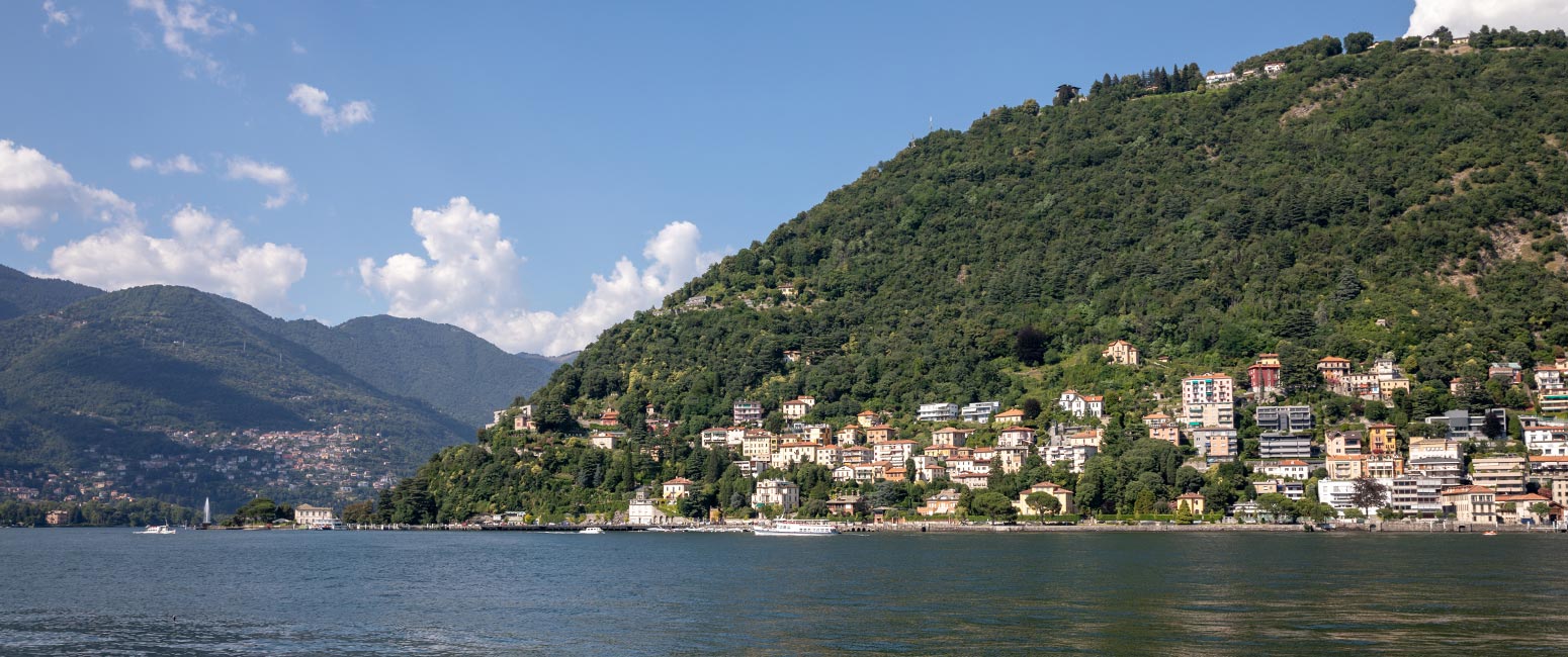 Immagine del lago maggiore in una giornata di sole, a rho