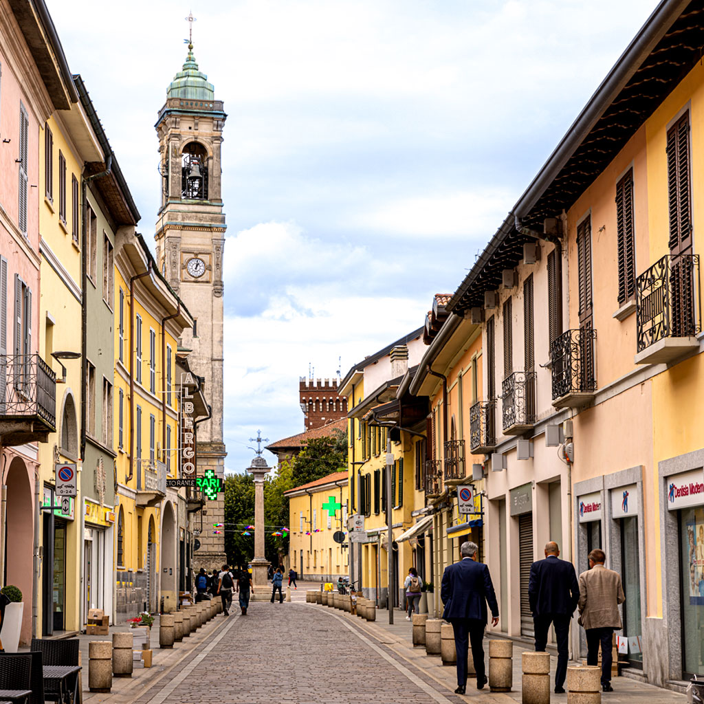 Campanile della Basilica di San Vittore e Palazzo Podestarile visti da una via del centro di Rho