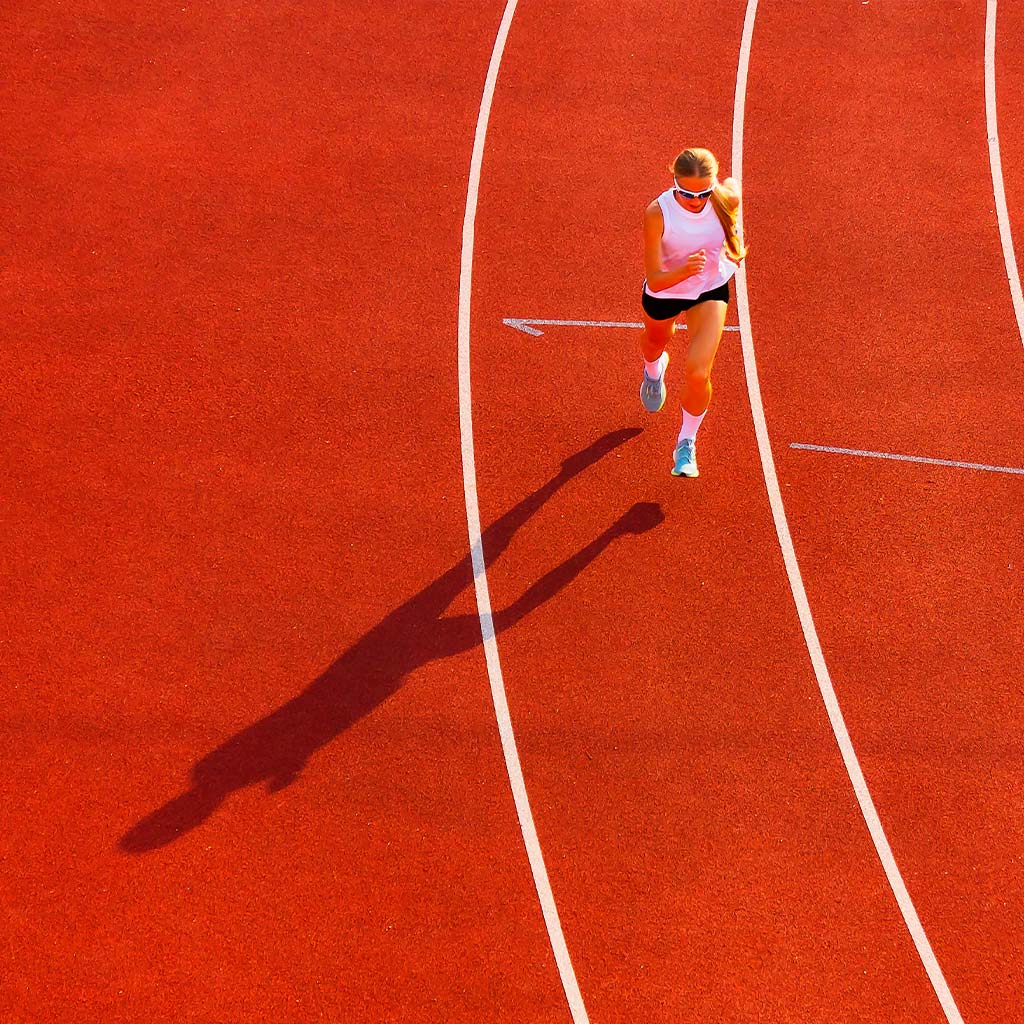 Donna vista dall'altro mentre si allena in una struttura sportiva a Rho