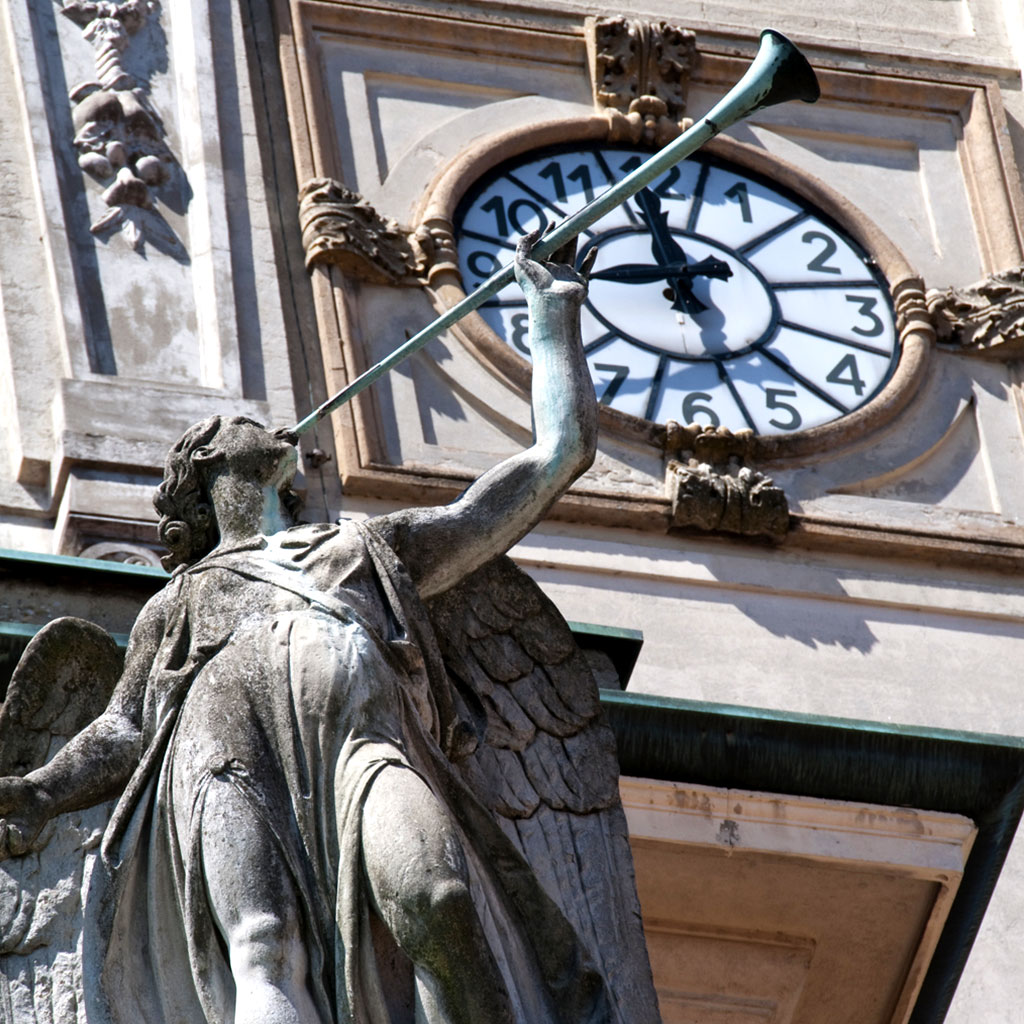 Dettaglio di una delle statue esterne della Basilica di San Vittore a Rho