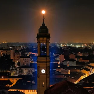 Full moon night over Rho
Notte di luna piena su Rho

Foto 📸 di @djimattia 

#moonlight #moon #fullmoon #lunapiena #moonphotography #nightphotography #lightphotography #travel #travelphotography #beautiful #beautifuldestination #beautifulnight #VisitRho #bellarho #inlombardia #in_lombardia #bestpic #bestphoto #picoftheday  #photooftheday