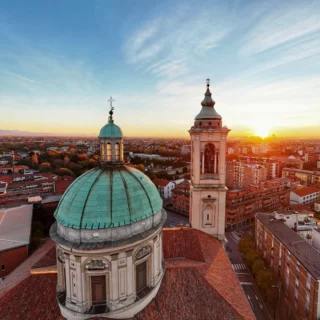 The sun greets the Sanctuary good morning ☀️
Il sole dà il buongiorno al Santuario ☀️

Foto 📸 di @djimattia 

#sun #sunrise #dawn #alba #sanctuary #santuario #oblatirho #VisitRho #rhonelmondo #bellarho #bestpic #bestphoto #photooftheday #picoftheday #beautiful #beautifuldestination #workofart #architecturephotography #travel #travelphotography #inlombardia #in_lombardia